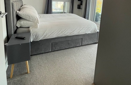 Stevenage Apartment | luxury 2-bedroom apartment balcony central