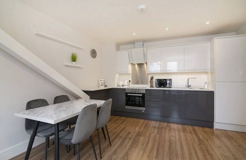 Havering Apartment | Luxury 2 bedroom apartment 5min from station