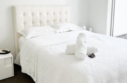 Albany Apartment | Luxury 2 Bedroom Apartment with cocktail bar and espresso machine