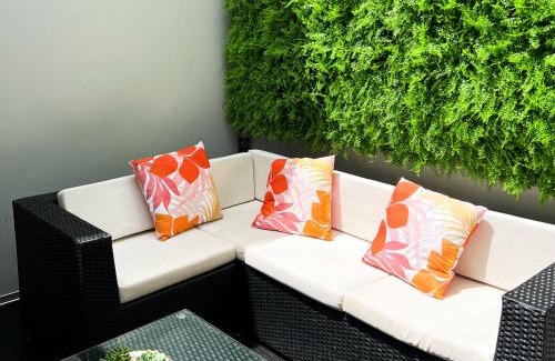 Albany Apartment | Luxury 2 Bedroom Apartment with cocktail bar and espresso machine