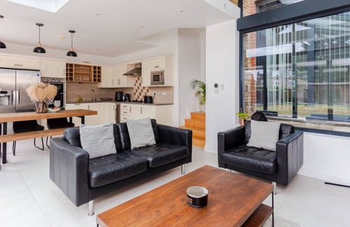 Streatham Hill Apartment | Luxury 2 Bedroom Apartment With Large Garden & gym