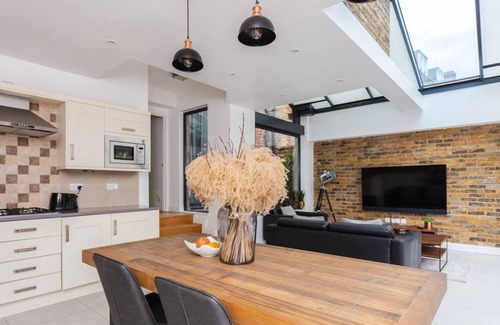 Streatham Hill Apartment | Luxury 2 Bedroom Apartment With Large Garden & gym