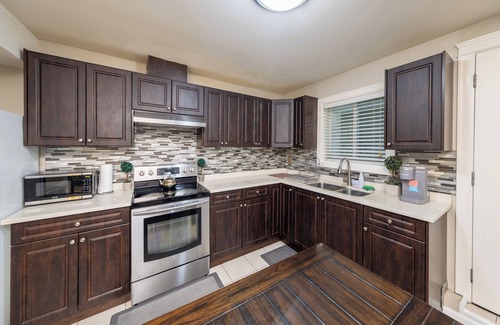 Newton House | Luxury 2 Bedroom Surrey Basement Suite, Sleeps 6