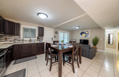 Newton House | Luxury 2 Bedroom Surrey Basement Suite, Sleeps 6