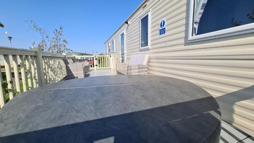 Dogdyke House | Luxury 2019 8 berth Caravan with Hot Tub @ Tattershall Lakes