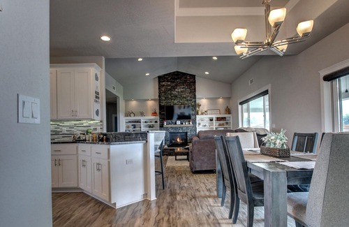 Jackson County House | Luxury 2200sqft Home Commercial Gym, Pool & HotTub