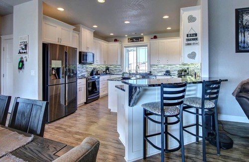 Jackson County House | Luxury 2200sqft Home Commercial Gym, Pool & HotTub