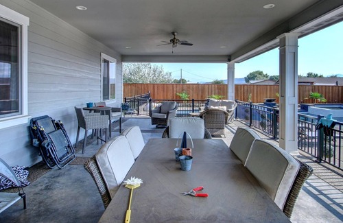 Jackson County House | Luxury 2200sqft Home Commercial Gym, Pool & HotTub