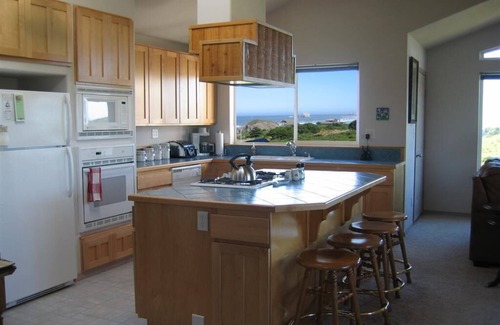 Bandon House | Luxury 2800 Sf Tri-Level with Sweeping Views