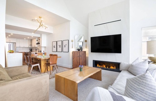 Blackcomb Apartment | LUXURY- 2BA/BA True Ski-in/Ski-out, HotTub&Pool