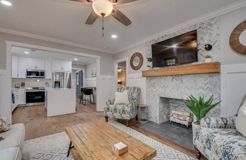 Augusta House | Luxury 2bd/1ba Cottage in Augusta - October Discounts!