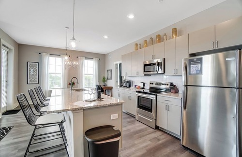 Columbus Apartment | Luxury 2BR 2 Balconies Garage Rooftop Pool