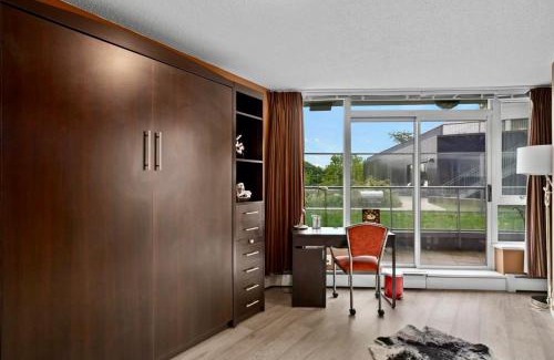 Crosstown Apartment | Luxury 2BR Designer Apartment - Prime Downtown Location!