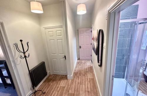 Cwmbran Apartment | Luxury 3 bed, 6 person, spacious rural apartment