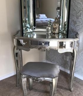 South Cerney Villa | Luxury 3 Bed Home by the Lake