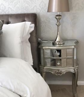 South Cerney Villa | Luxury 3 Bed Home by the Lake