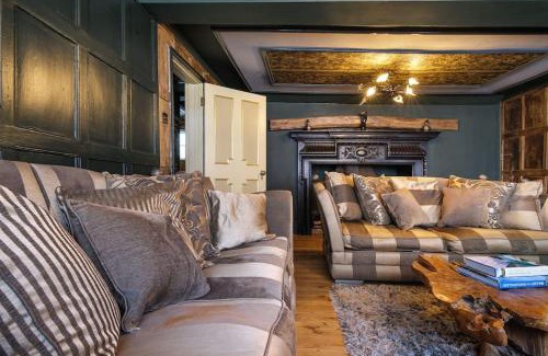 Saffron Walden House | Luxury 3 Bed Manor House With Hot Tub, Cinema Room, Sky TV