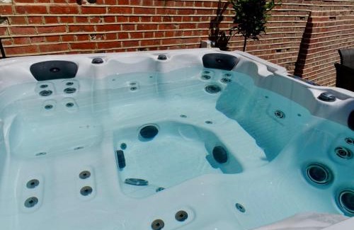 Saffron Walden House | Luxury 3 Bed Manor House Hot Tub Cinema Room SkyTV
