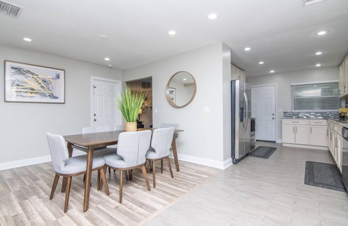 Brandon House | Luxury 3 Bedroom 2 Bath w/2 Car Garage