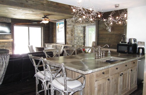 Hidden Valley House | Luxury 3 Bedroom Hidden Valley Retreat with Lake & Slope Views