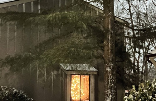 Hidden Valley House | Luxury 3 Bedroom Hidden Valley Retreat with Lake & Slope Views