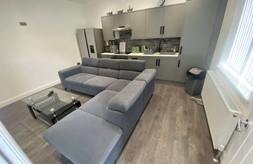 Elland House | Luxury 3 Bedroom Holiday Home ,Jacuzzi Bath,Private Parking,Sleeps 10, 2 Min M62