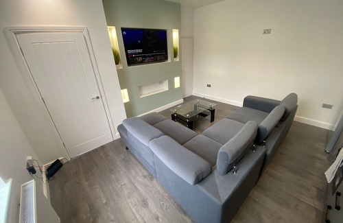 Elland House | Luxury 3 Bedroom Holiday Home ,Jacuzzi Bath,Private Parking,Sleeps 10, 2 Min M62