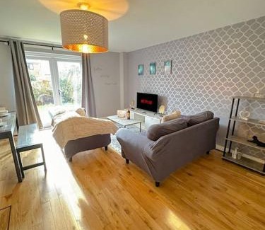 Newcastle-upon-Tyne Apartment | Luxury 3 Bedroom House With FREE Parking