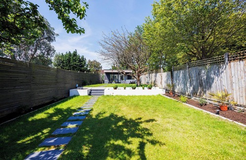 St Albans House | Luxury 3-Bedroom House with Large Garden & Outhouse in St Albans