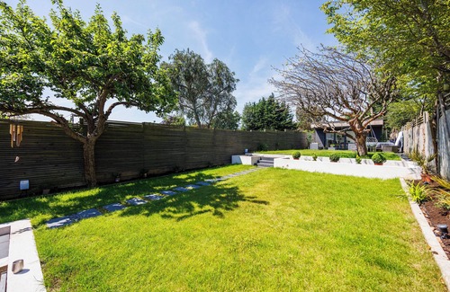 St Albans House | Luxury 3-Bedroom House with Large Garden & Outhouse in St Albans