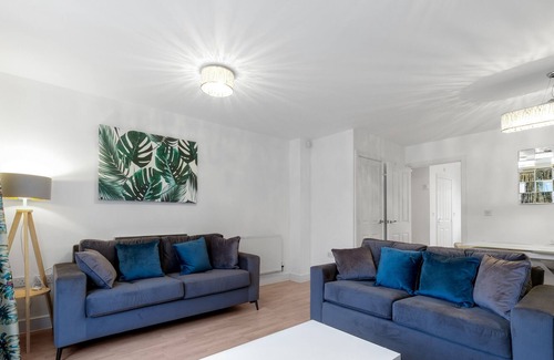 Leavesden House | Luxury 3 bedroom Serviced House Leavesden With 2 Bathrooms and Parking
