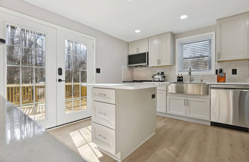 Lakeview House | Luxury 3 BR Single Family Home - Half Acre Fenced lot, Backed to woods