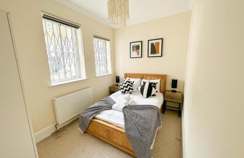 Thamesfield Apartment | Luxury 3Bedroom Apartment in Thames-Side London Living