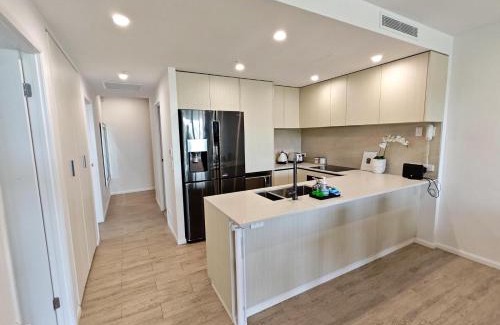 Gold Coast Apartment | Luxury 3BR, 2BA Unit with Pool & BBQ in Gold Coast