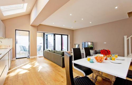 Kensington Apartment | Luxury 3BR, 3BA Flat w Courtyard near Museums