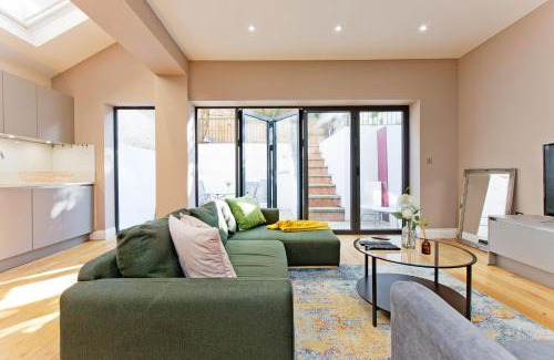 Kensington Apartment | Luxury 3BR, 3BA Flat w Courtyard near Museums