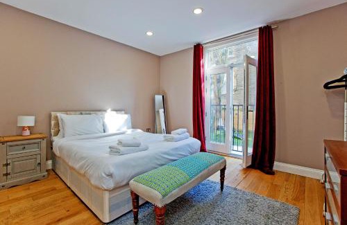 Kensington Apartment | Luxury 3BR, 3BA Flat w Courtyard near Museums