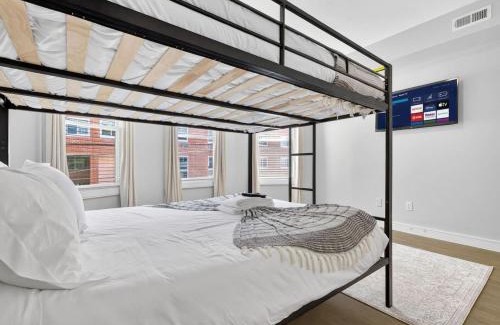 Highland Park Apartment | Luxury 3BR apt in Boston that Sleeps 10