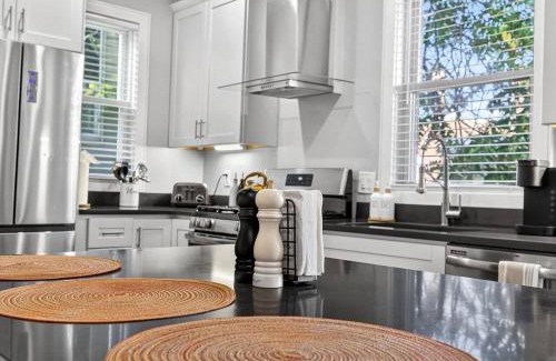 Highland Park Apartment | Luxury 3BR apt in Boston that Sleeps 10