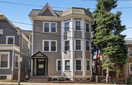Highland Park Apartment | Luxury 3BR apt in Boston that Sleeps 10