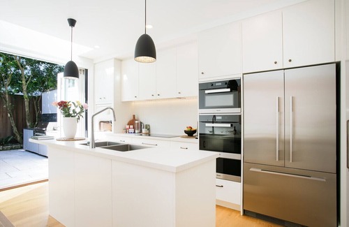 Darlinghurst House | Luxury 3BR home w rooftop + garden/BBQ + near CBD