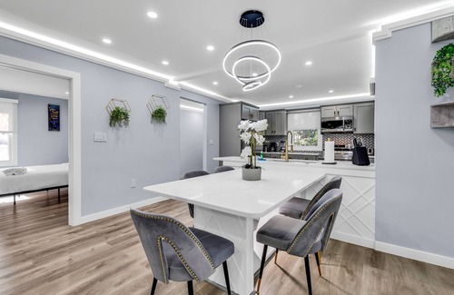 Villa Heights Cottage | Luxury 3BR House in Charlotte