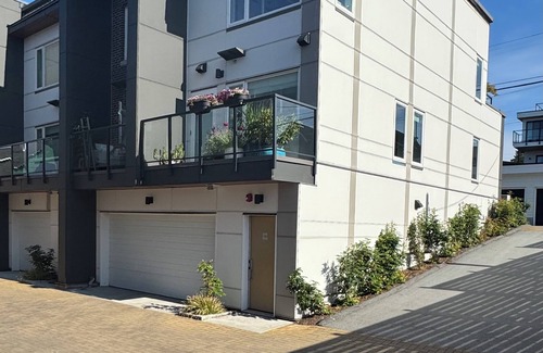 North Vancouver House | Luxury 3BR Townhome Garage A/C 3+ Month Stay