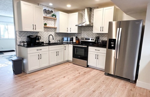 Lincoln House | Luxury 4 Bed & 2 Bath Family-sized Home Minutes from Downtown & UNL