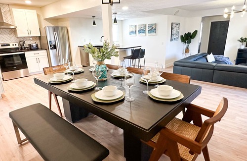 Lincoln House | Luxury 4 Bed & 2 Bath Family-sized Home Minutes from Downtown & UNL