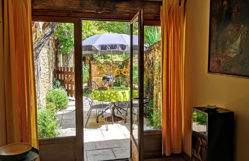 Les Eyzies Cottage | Luxury 4 star riverside gite set in stunning 4 acre gardens, pool, games room