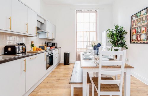 Kensington Apartment | Luxury 4bed home 2min from High Street Ken/Olympia