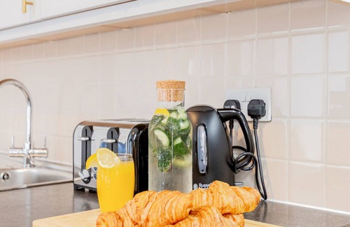 Kensington Apartment | Luxury 4bed home 2min from High Street Ken/Olympia