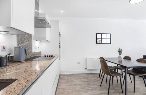 Maidstone Apartment | Luxury 5 bed Apt in Maidstone, sleeps 6 with free parking.