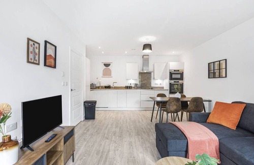 Maidstone Apartment | Luxury 5 bed Apt in Maidstone, sleeps 6 with free parking.
